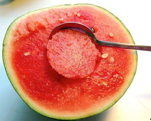 吃瓜不洗嘴裂口,小心裂口满嘴香